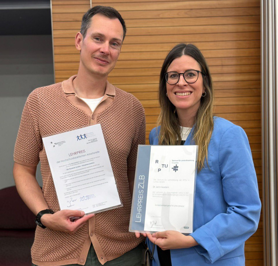 Herr Bahn und Frau Aadam zeigen ihre Urkunden für den Lehrpreis.