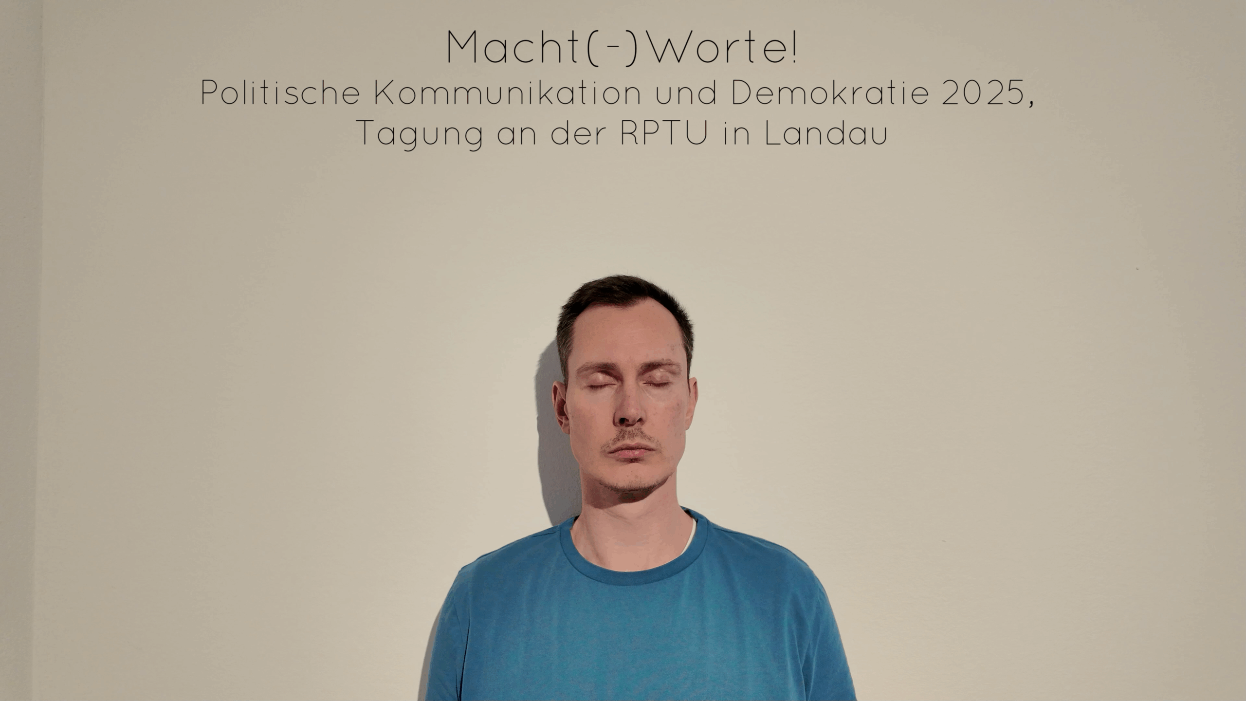 Michael Bahn steht vor einer Wand.